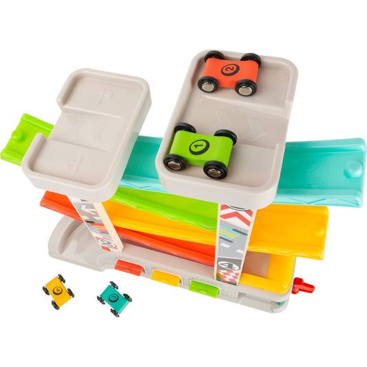 Rennbahn mit Parkdeck und Garagen