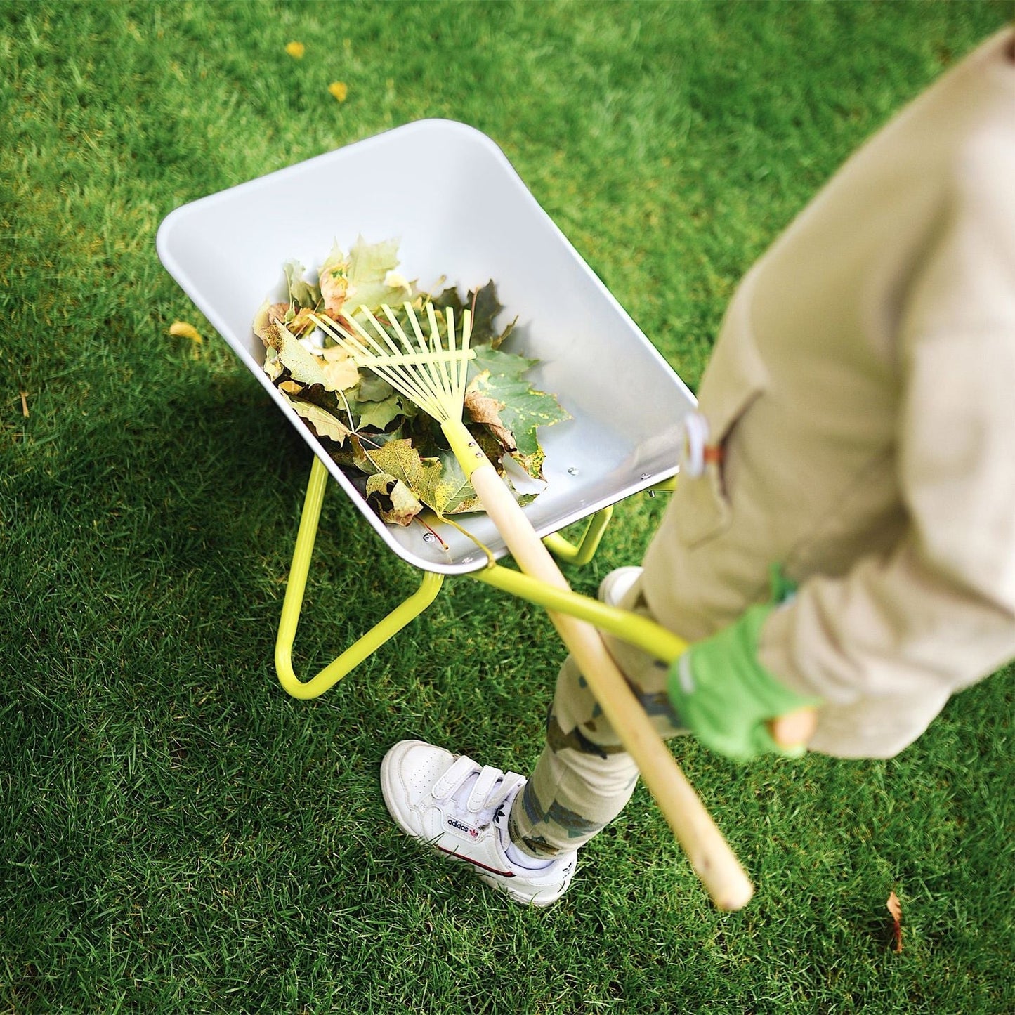 Schubkarre mit Gartenwerkzeug