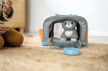 Hund oder Katze mit Tasche und Pflege-Set