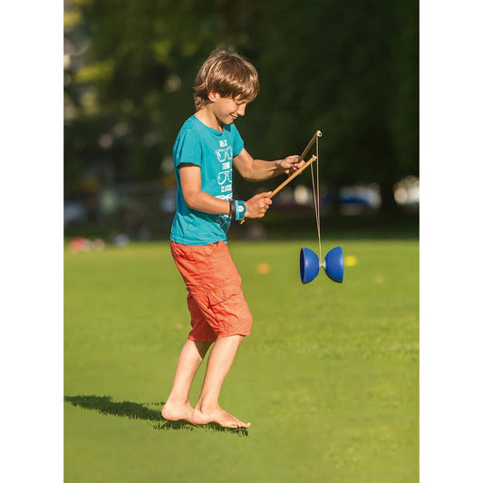 Diabolo mit Stöckern und Schnur